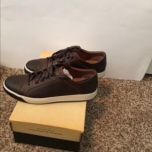 Brown low top leather sneakers